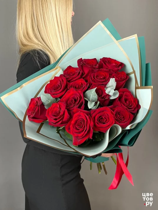 15 красных роз с эвкалиптом
