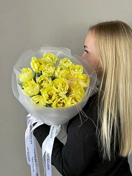 17 жёлтых пионовидных тюльпанов